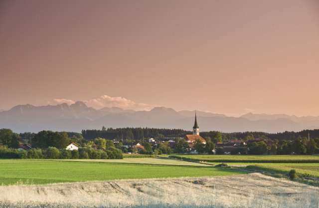 Blick auf Halfing vor Alpenkette